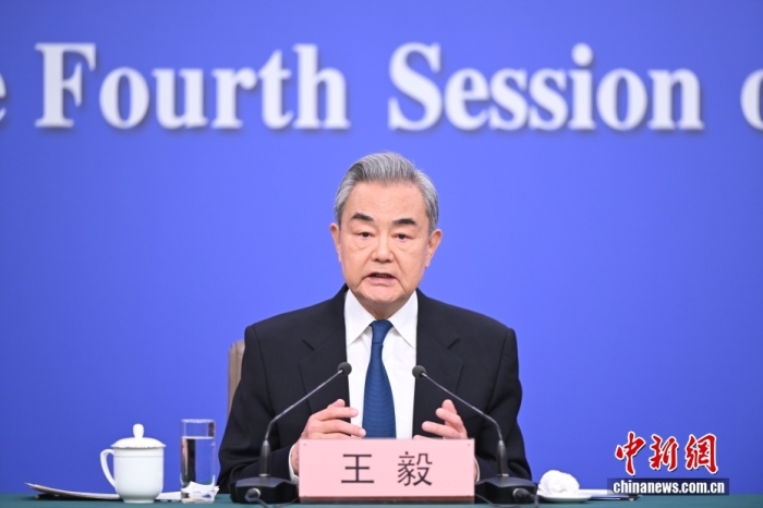 3月8日上昼10时，104届齐邦人年夜4次集会正在梅天亚重心讯息颁发厅举办记者会，约请中同中心政事局委员、中接部少王毅便“华夏中接策略战对于中相关”相干题目归问中中记者发问。中新社记者 田雨昊 摄