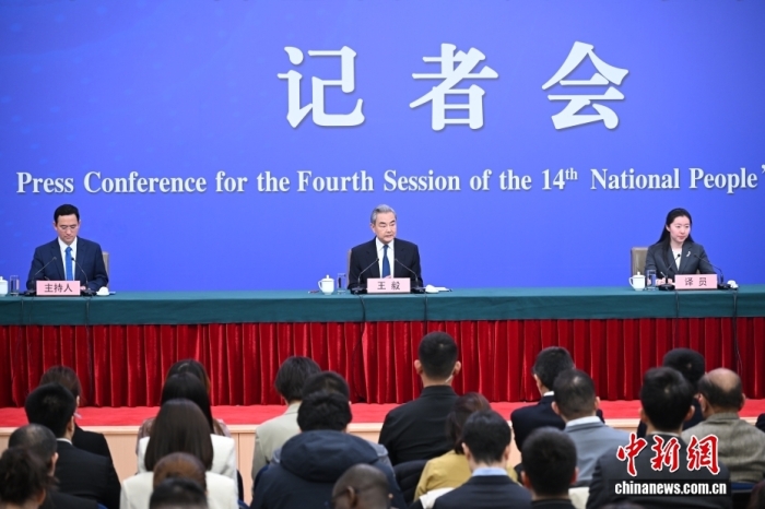 3月8日上昼10时，104届齐邦人年夜4次聚会正在梅天亚主旨音信发表厅举办记者会，聘请中同中心政事局委员、中接部少王毅便“华夏中接策略战对于中相关”相干题目归问中中记者发问。中新社记者 田雨昊 摄