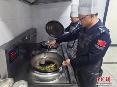 （新春走基层）两份盒饭，暖了除夕夜