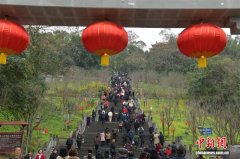 四川阆中“游百病” 千年民俗活动吸引众多外地游客踏青赏景